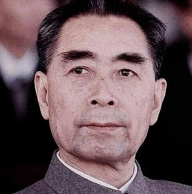 1971年，一个外宾参加国宴时，顺手拿走了国宝九龙杯，工作人员不知如何是好。周总