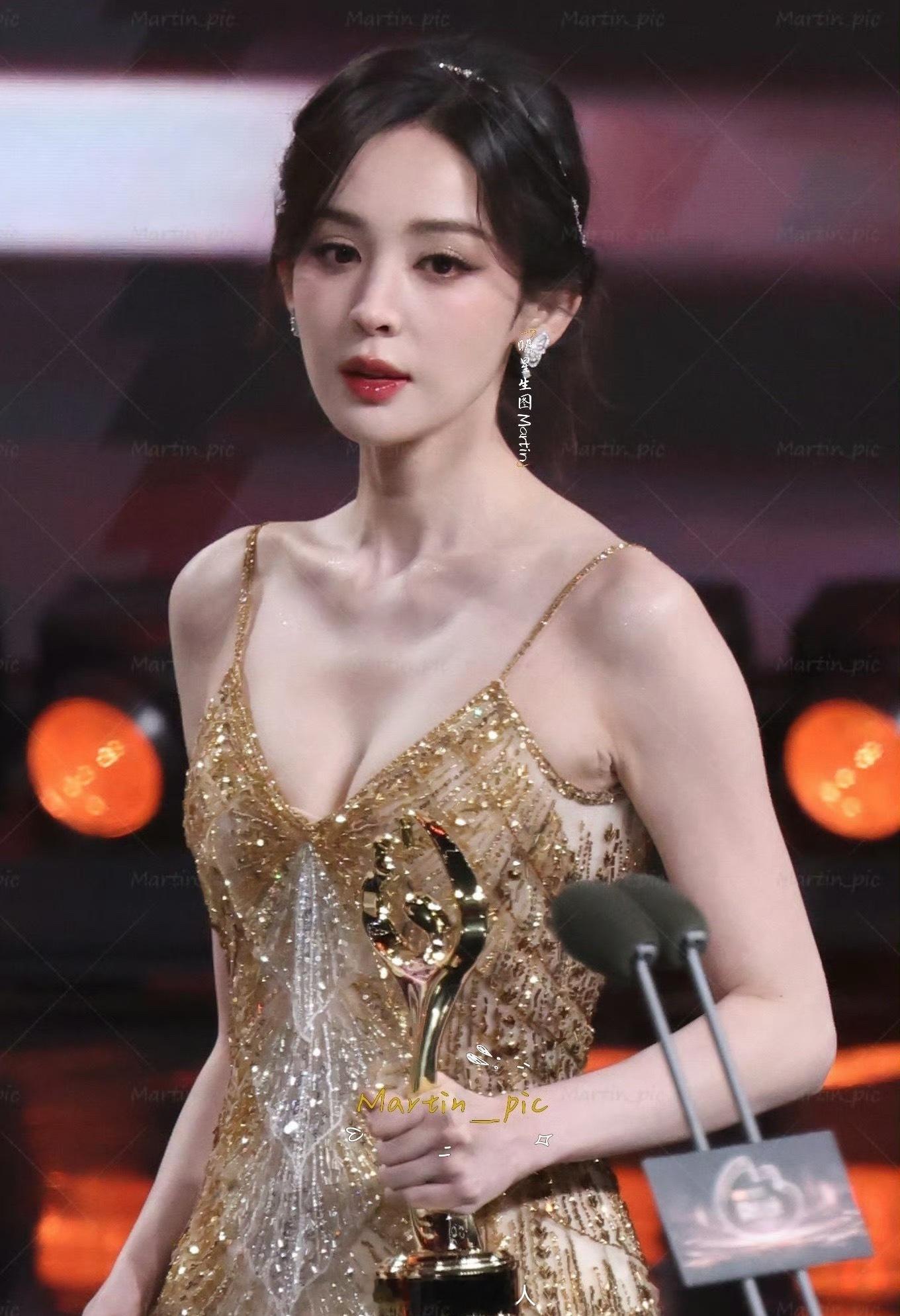 娜扎微博之夜的造型太性感了👍👍