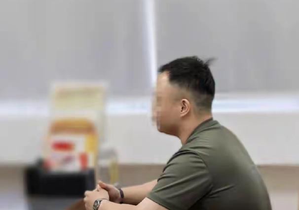 广州，男子7岁的时候父亲再婚，继母进门后一直欺负男子，自此，他跟继母水火不容，大