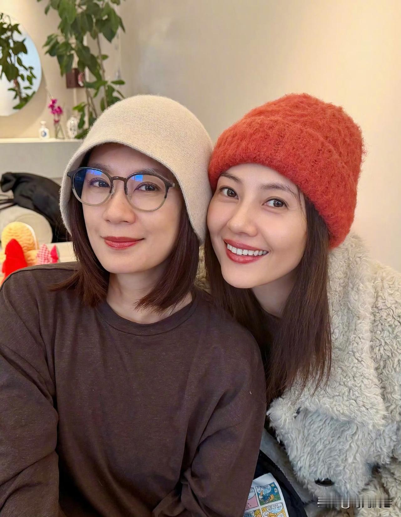 赵敏和周芷若两大侠女同框合照，满满的亲密感，当年的青春少女成功的变成中年熟女了！