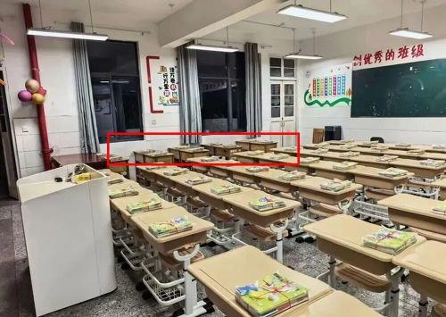 “太奇葩！”江苏连云港，一女子发现一年级家长群，在接龙买349元一套课桌椅。女子