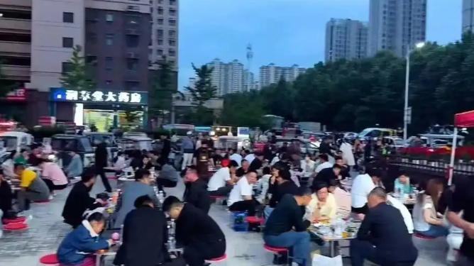 5月4日央广网报道，安徽宿州，有个大哥开了家烧烤店，生意本来特别红火，突然直接停