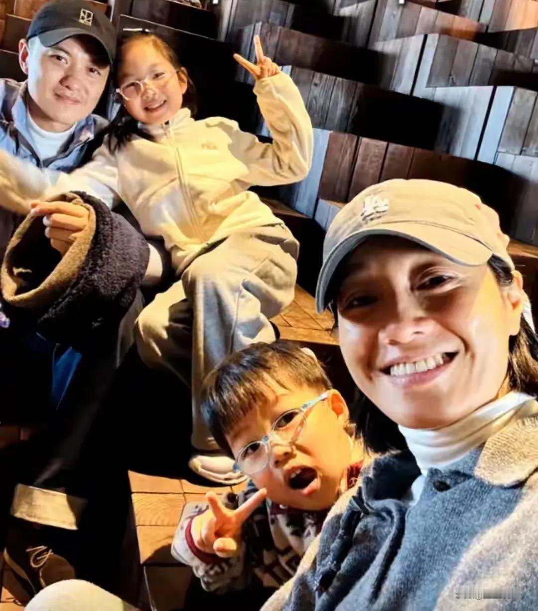 新年之际，朱丹大方晒出全家福，儿女正脸曝光。照片里，俩孩子长相虽不算出众，却乖巧