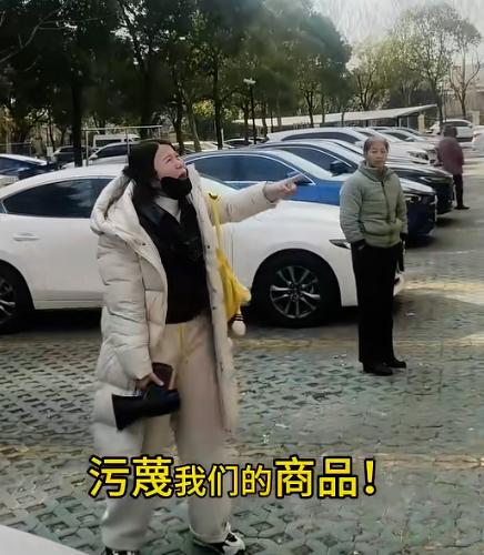 “就不惯着，直接贴脸开大”！2026年1月24日报道，上海，一女子购买裤子穿50