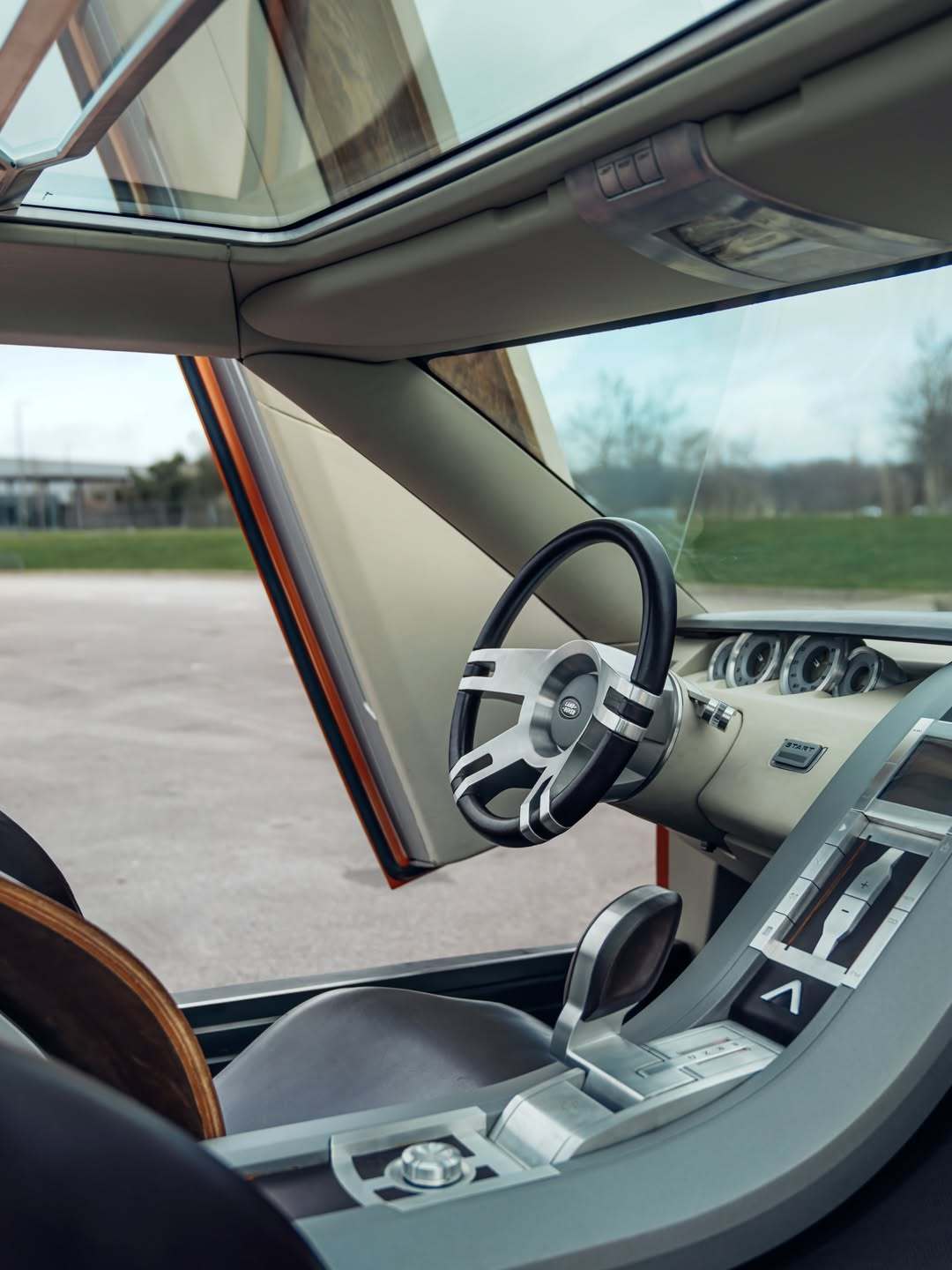 看着眼熟吗？这并不是山寨车。2004年路虎发布了“揽胜风暴者”概念车，对之后的揽