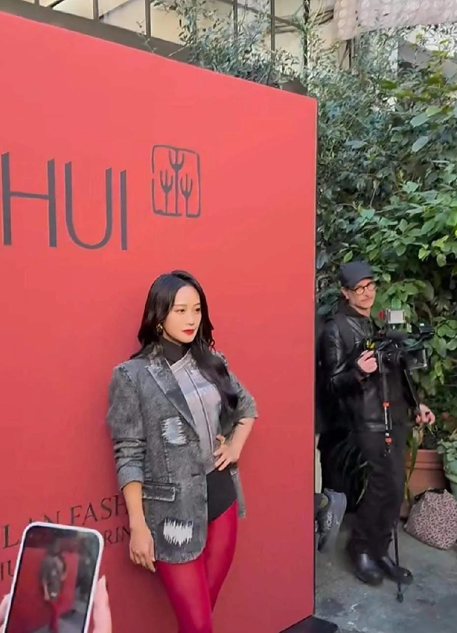 蓝盈莹日常穿搭挺好看的，这次穿搭真是闪眼。红裤子大胆尝试！