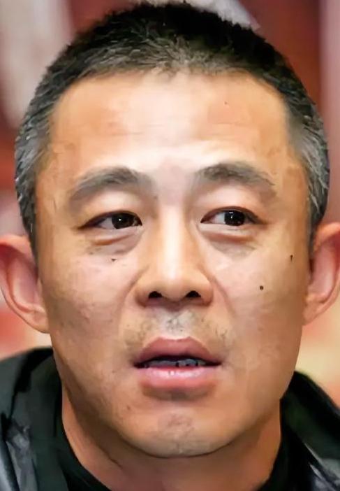 58岁的侯勇又结婚生子了，这事在网上炸开锅！这位实力派演员的感情经历，简直比他拍