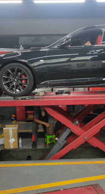 换变速油油。3万公里左右开始感觉到顿挫了，果断换了变速箱油。拆了油底壳