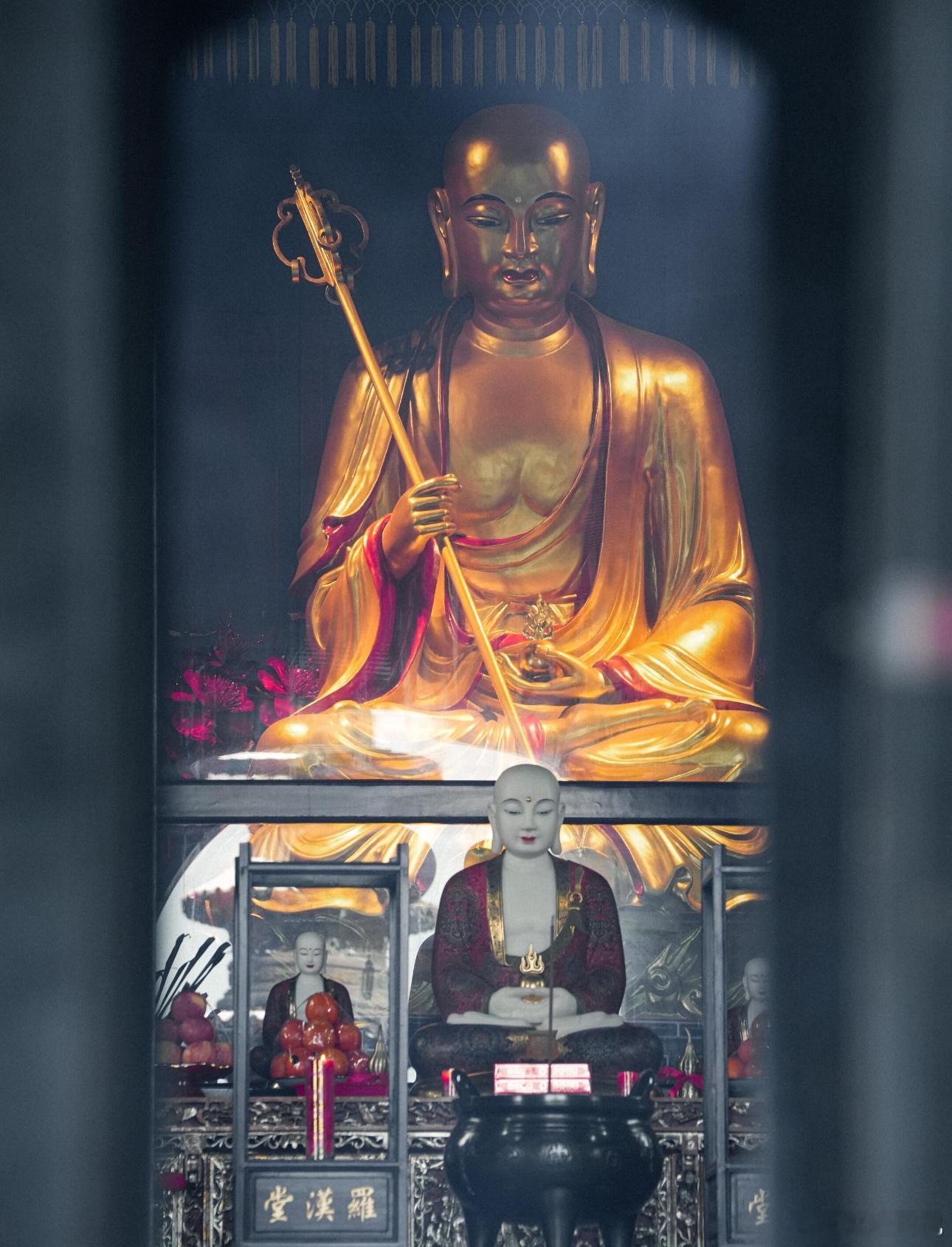 为父母亲人礼赞南无大愿地藏王菩萨。祈福保佑全家身体健康、长命百岁、健康无恙吉缘上