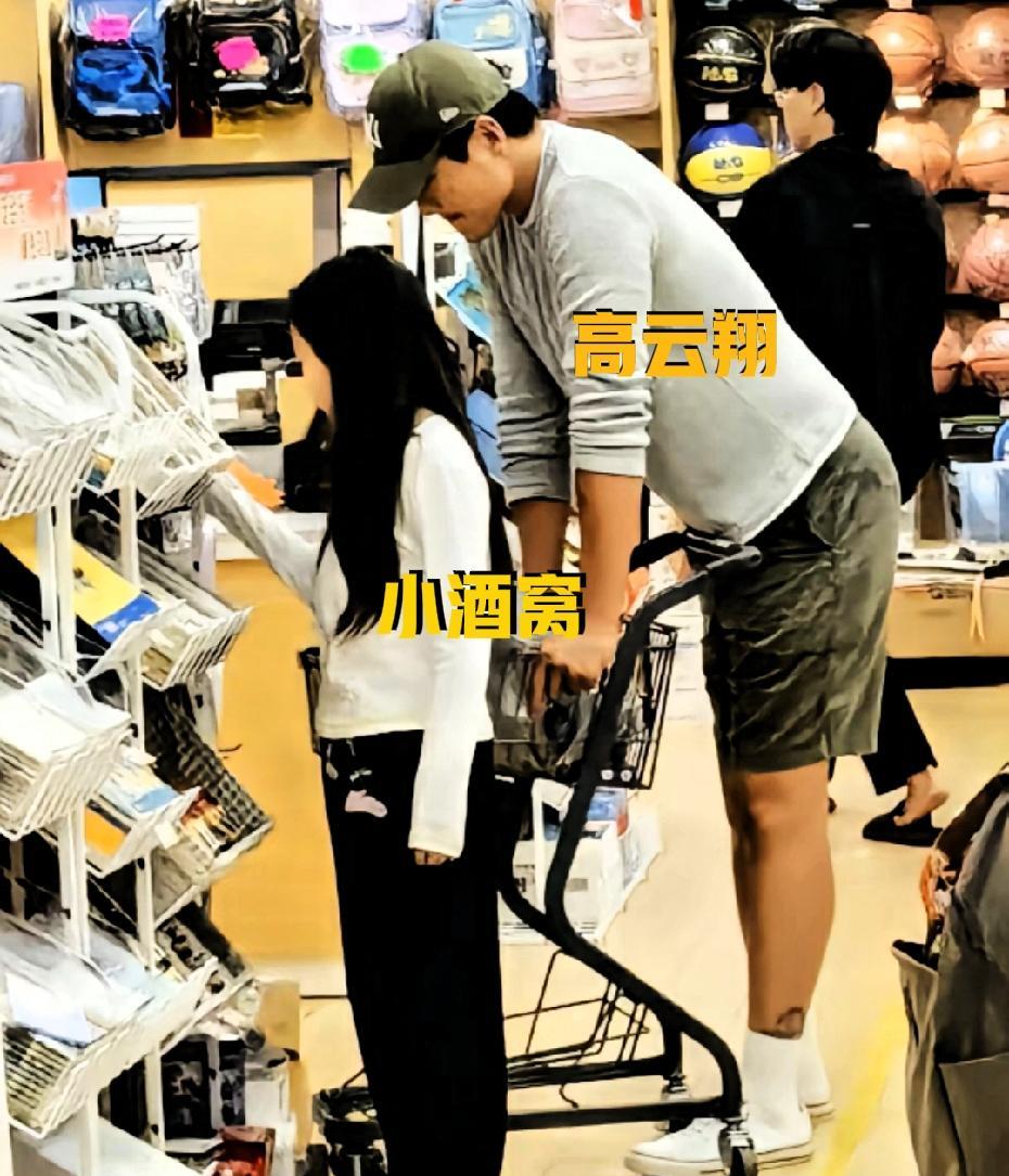 有网友偶遇高云翔和小酒窝，父女俩逛街，这一幕好温馨！唉，明明是亲父女，却只能偶尔