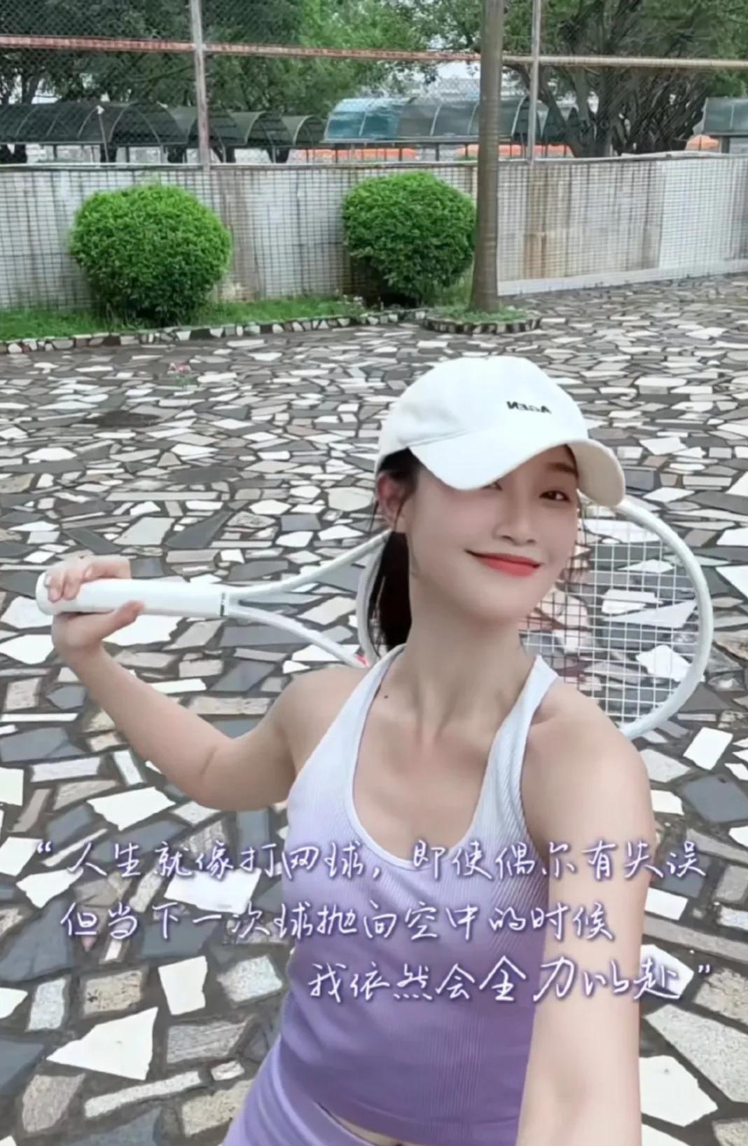 被蓝盈莹的好气色惊艳到了！自律的她每天清晨都活力满满，当别人还在梦乡，她已完成运