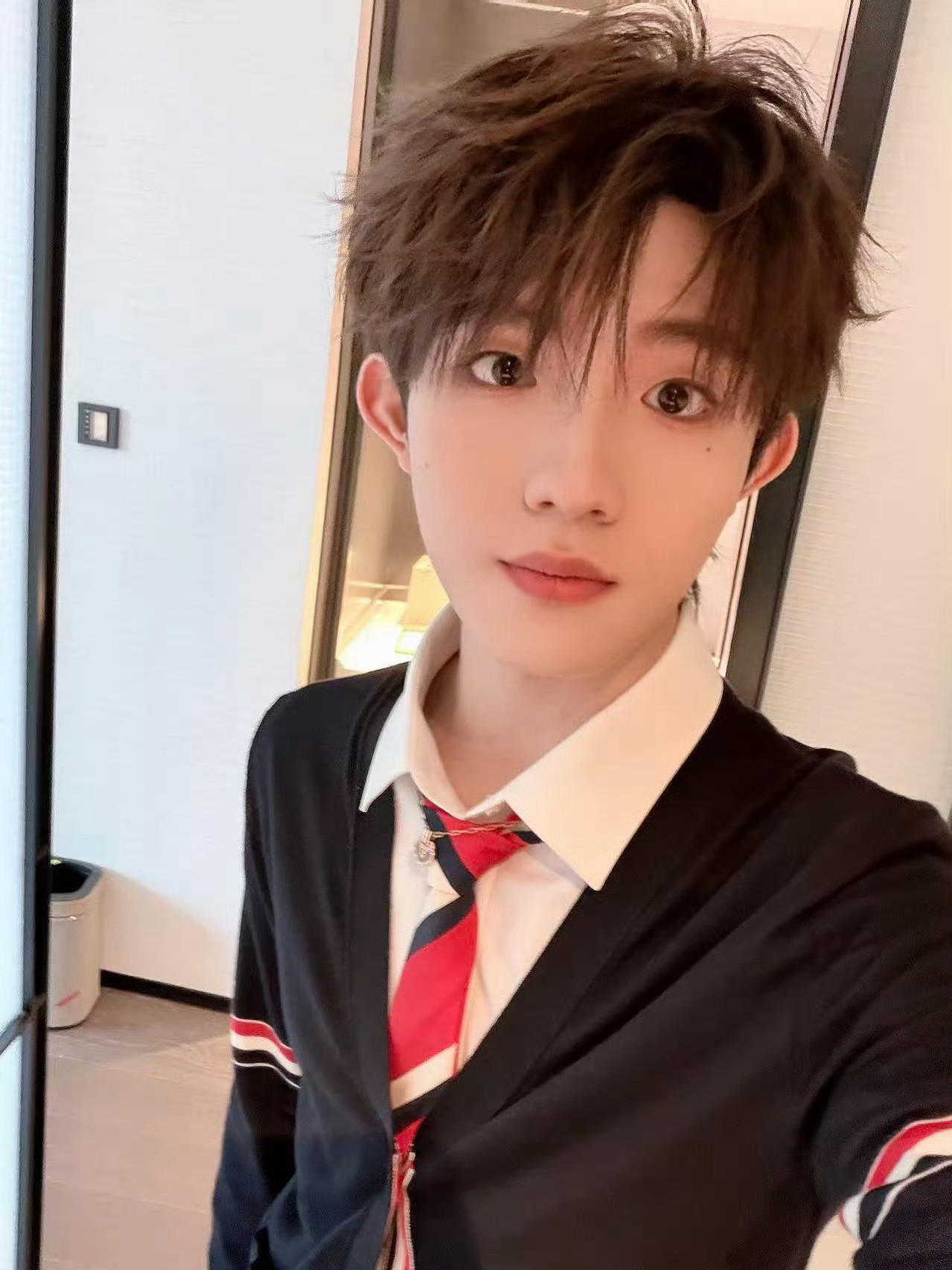 苏新皓粉丝的严正声明无论你司对三代团体作何规划，必须立即、正式地归还苏新皓C位及