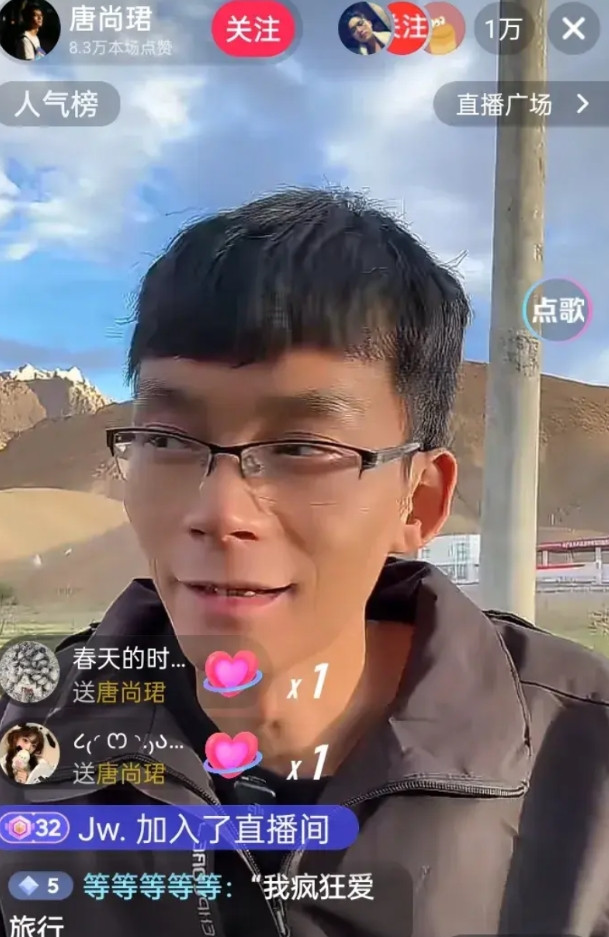 有的人是老天爷追着赏饭吃的。今天无意中看到唐尚珺在直播，就进去看了一给会儿，确实