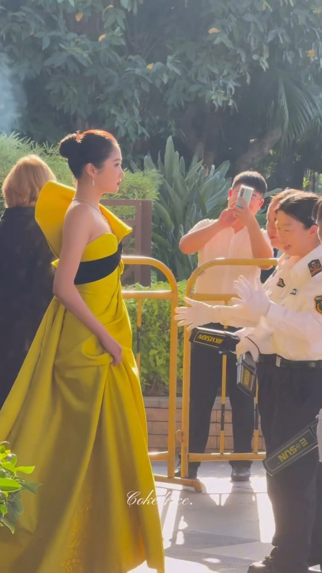 关晓彤金鸡奖红毯造型，优越的头身比，好优雅好贵气，把这身驾驭得太好了