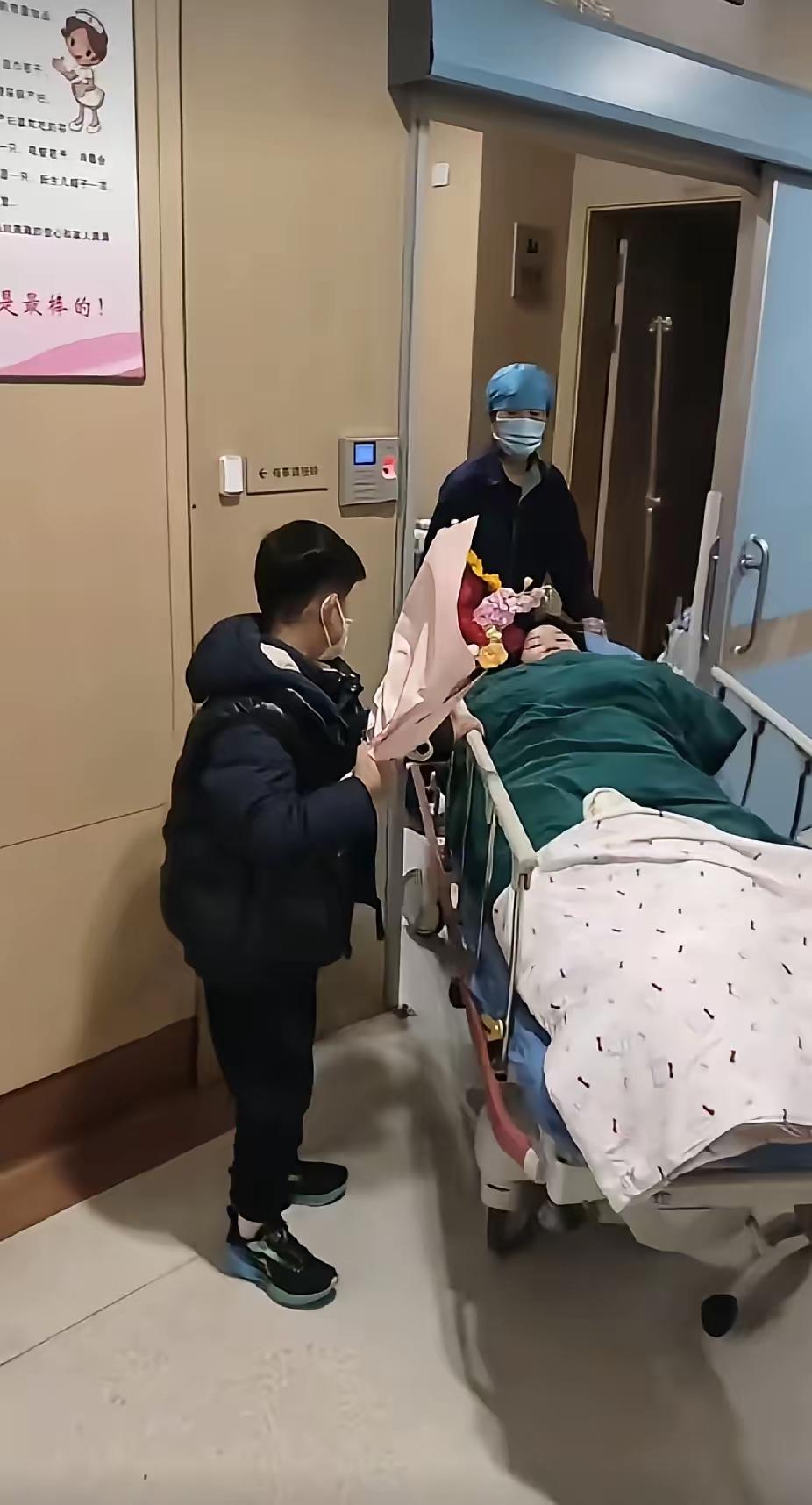 妈妈被推出产房门口时，看见站在门口的儿子，手里拿着的东西时，瞬间就破防了。​浙