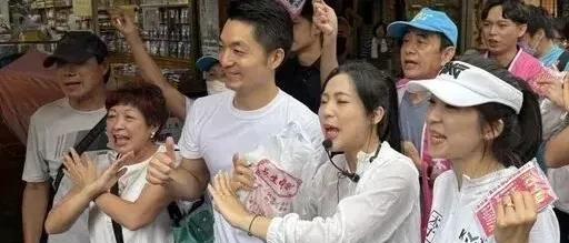 台北市长蒋万安人气非常高，蒋万安今天上午8时许陪国民党团书记长王鸿薇到南京公寓市
