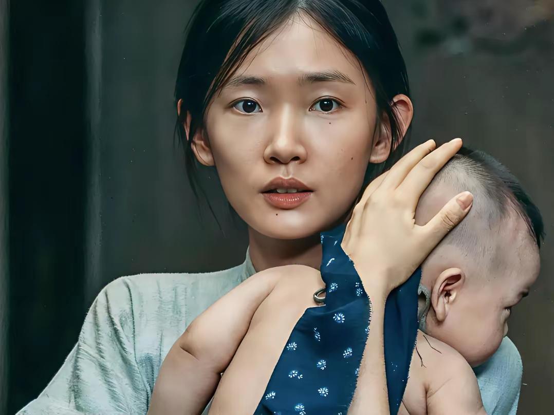 周依然在《得闲谨制》里演肖战老婆，被喷颜值不够、靠背景，这事看得人挺不是滋味。