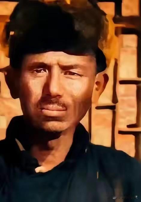 他拒不投降，眼睁睁看着50多位亲人被杀。妻子为掩护他，当着他的面，举起枪，对准