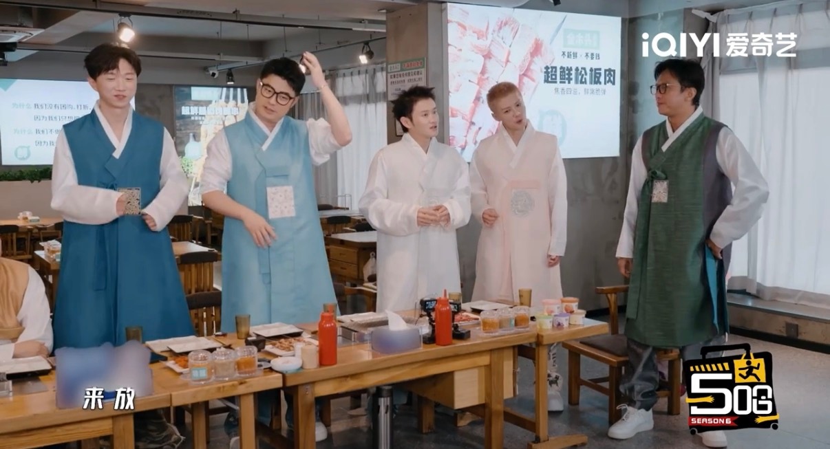 鹿晗新发型听力还没适应咱就是说鹿晗这短发，在《五哈》里把听力都“整活”了，听错
