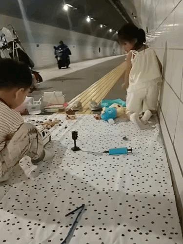 你觉得这个画面温馨可爱吗？[？？？]