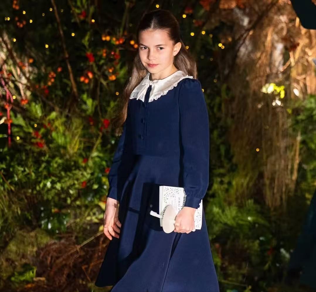 夏洛特的脸越来越像女王了，眼神更像戴安娜。12月5日，夏洛特随父母出席王室圣