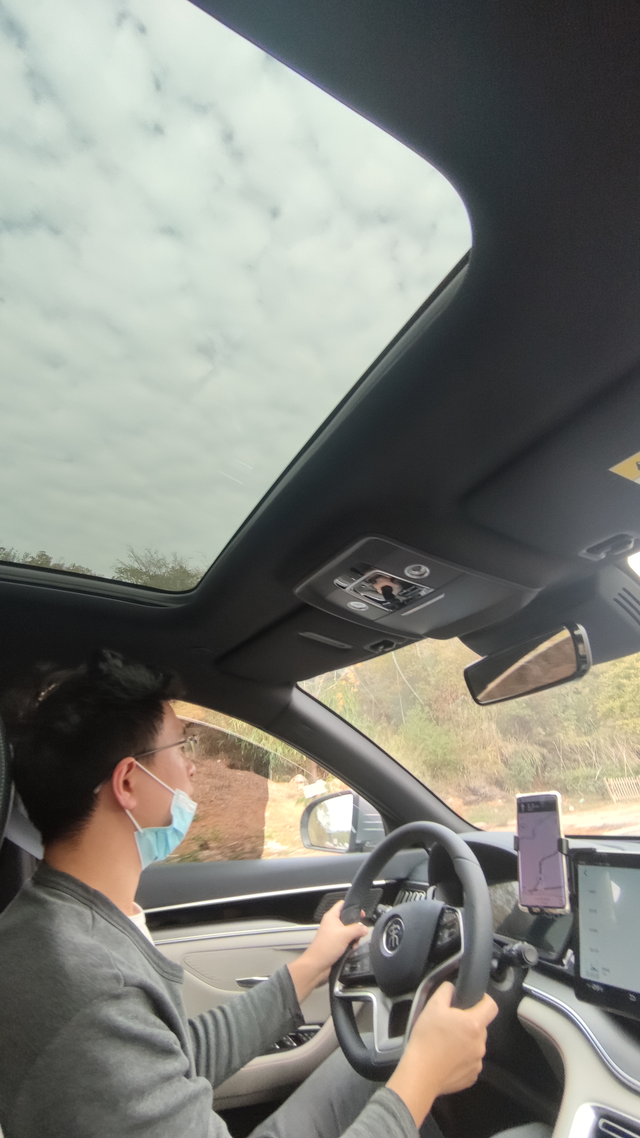 话说天窗有什么用第一次开车时候打开了一下遮阳帘玩一下，拍照逼格都高了一样。可是