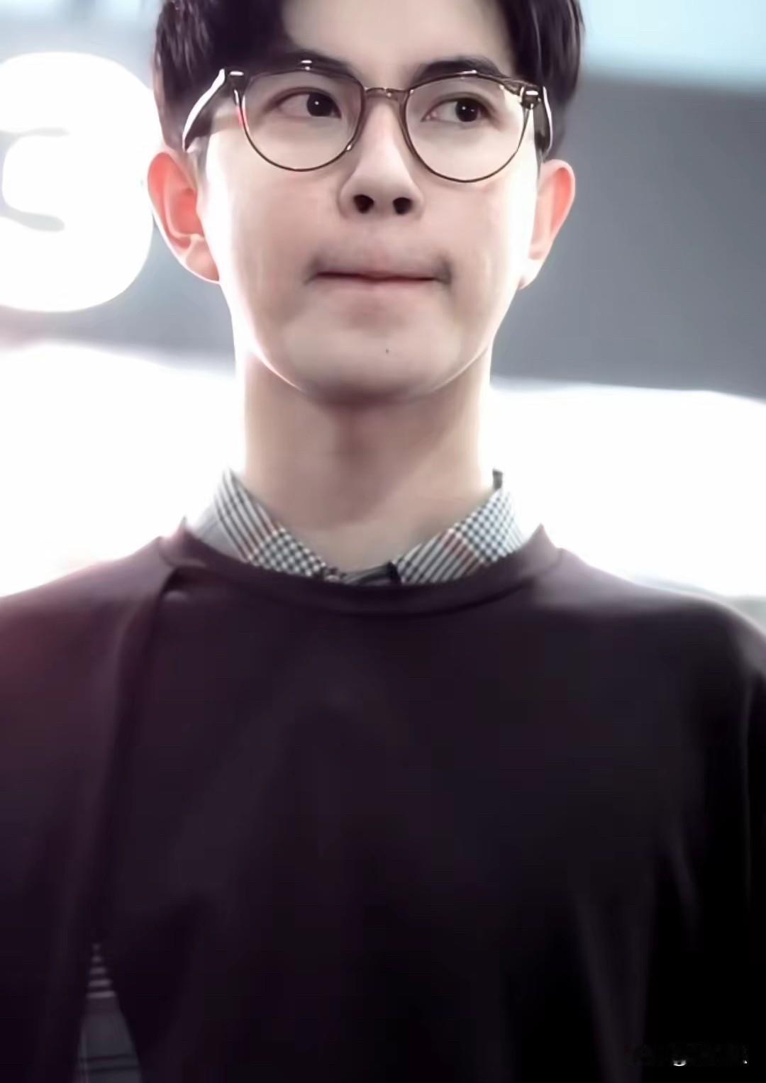 谁懂啊刷到萌萌有小胡子的画面直接惊到我[捂脸哭]那淡淡的胡子茬儿居然莫名有点