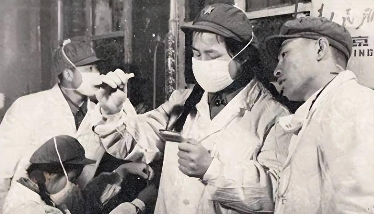 1948年冬，淮海战场一处临时收容所里，战士们清点俘虏时，在角落发现一个穿白大褂