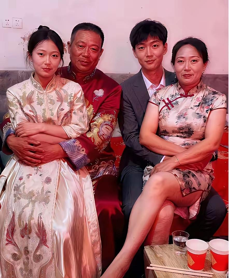 好奇这几个人究竟是啥关系？