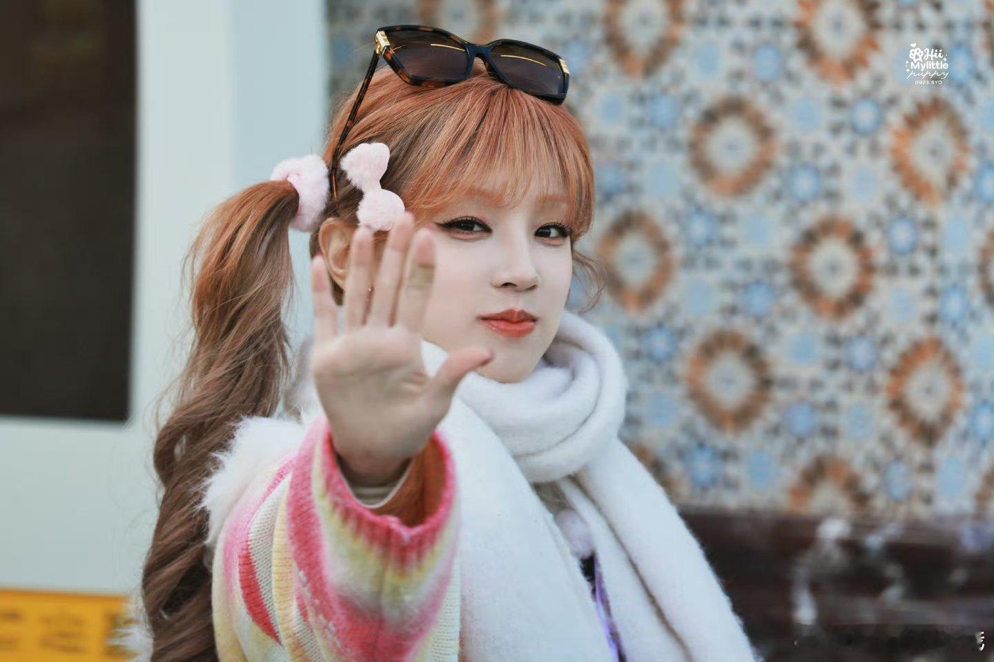 奔跑吧宋雨琦转场路透🈶一口吃掉小蛋糕穿的好厚啊啊活脱脱一个奶团子