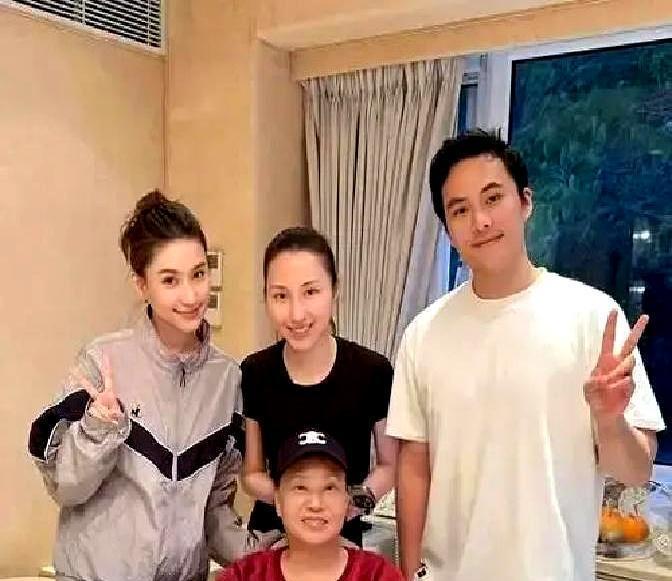 你绝对想不到，赌王千金大年三十凌晨在黄大仙祠干什么。墨绿旗袍，香火缭绕。道长