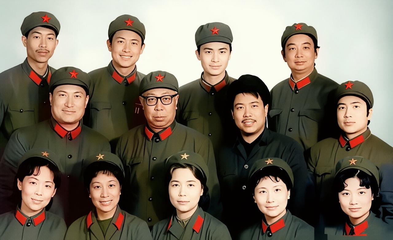 一众明星身着军装留影：我一眼就认出了戴着眼镜的刘江与前排C位目光沉和的田华，最后