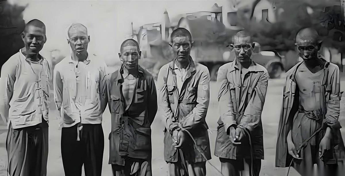 “干完活，就轮到你们被机枪点名。”一个老农，趁着日本监工转身抽烟的空档，把一个
