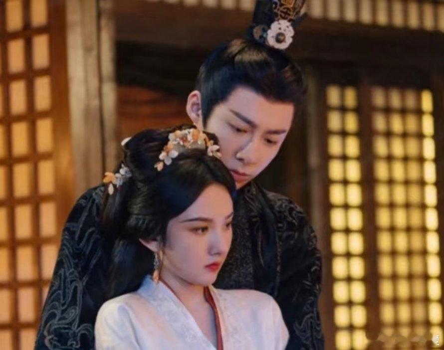 《折腰》：圆房后，小乔与徐夫人的微妙互动《折腰》中，红烛映照的喜房里，一夜过后
