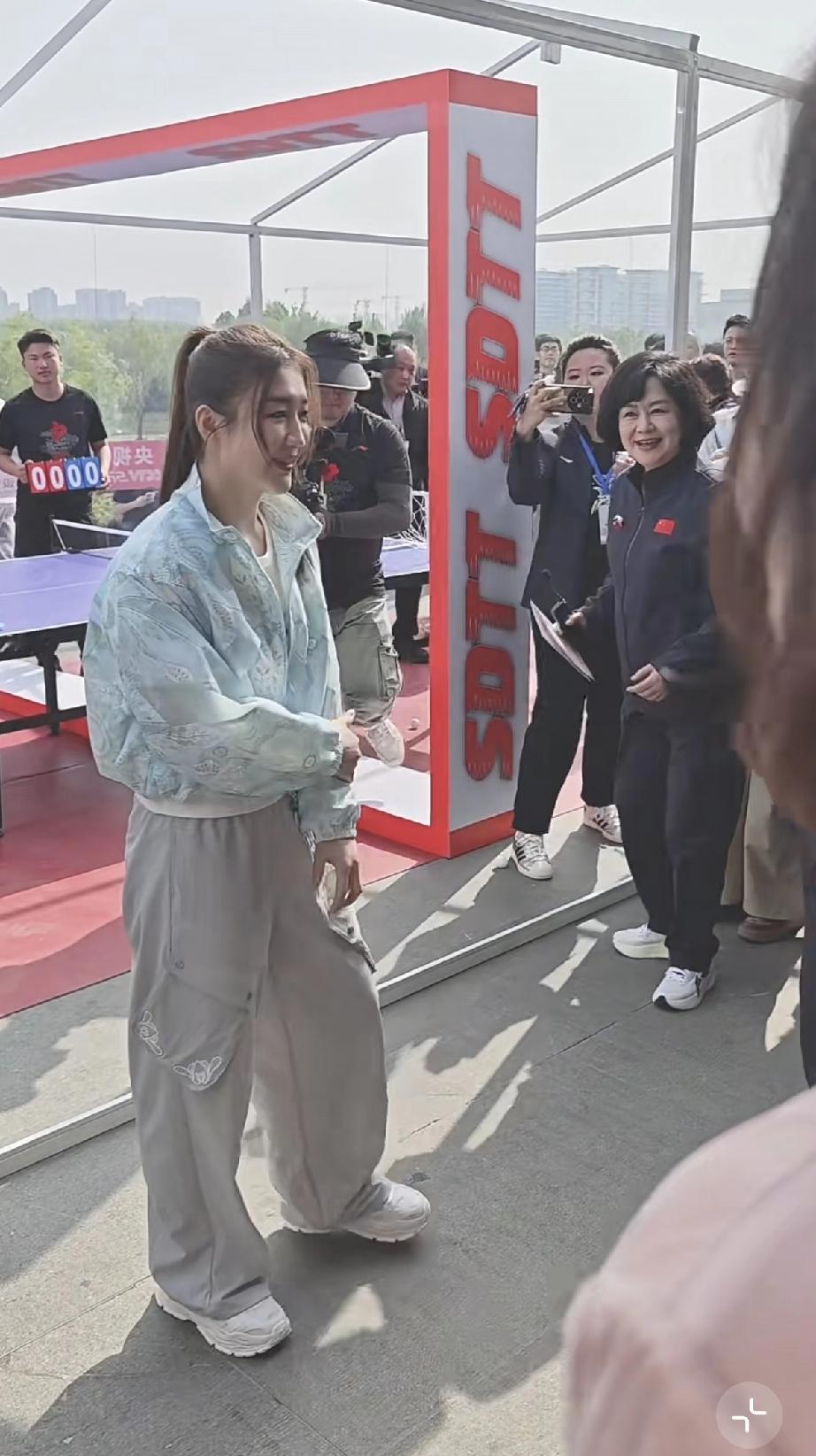 4月23日，陈梦与鞠萍姐姐一起现身山东淄博海岱楼，二人反差好大，以至于鞠萍姐姐在