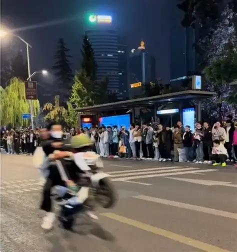 凌晨全城合围！鞍山240名警力统一收网，一次抓获103名飙车人员。凌