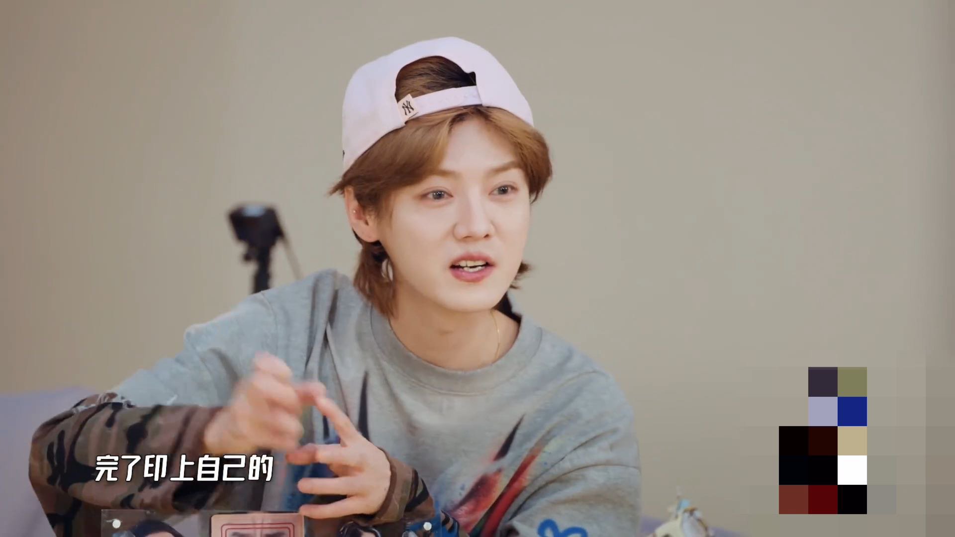 陈赫给女儿买纪念品，鹿晗在旁边正要付钱，陈赫说让他一起付钱，是给他干女儿买的，原