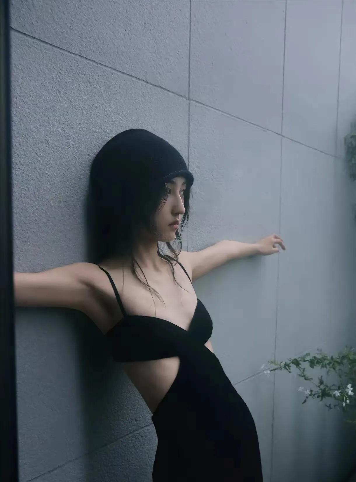 不得不说，妹妹！你这瘦骨如柴的身材，真的不适合这样穿，你也不适合这样的风格。张