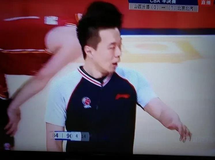这个国内第二副裁有点抢戏。每当希腊主裁要作吹罚时，他总要拦下耳语几句。似乎在提醒