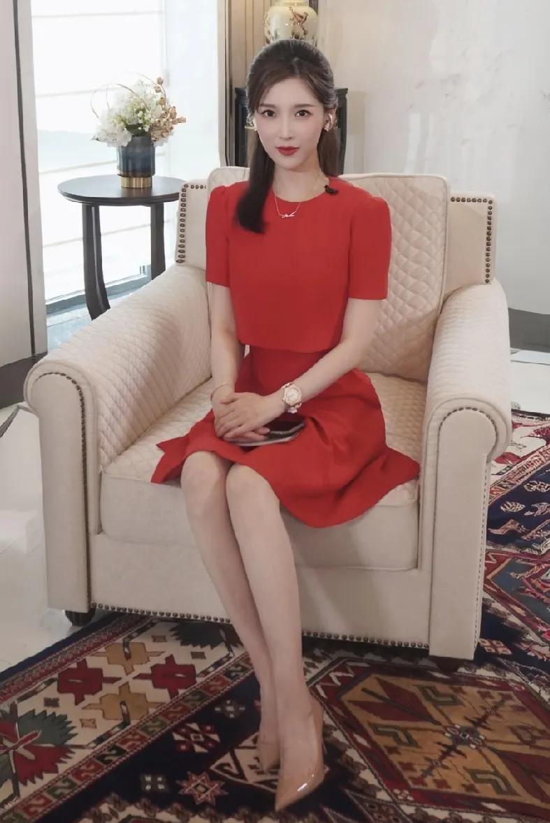 凤凰卫视原来这么好看，还有北京的《风云对话》节目，主持人就坐在那，语速娓娓道来，