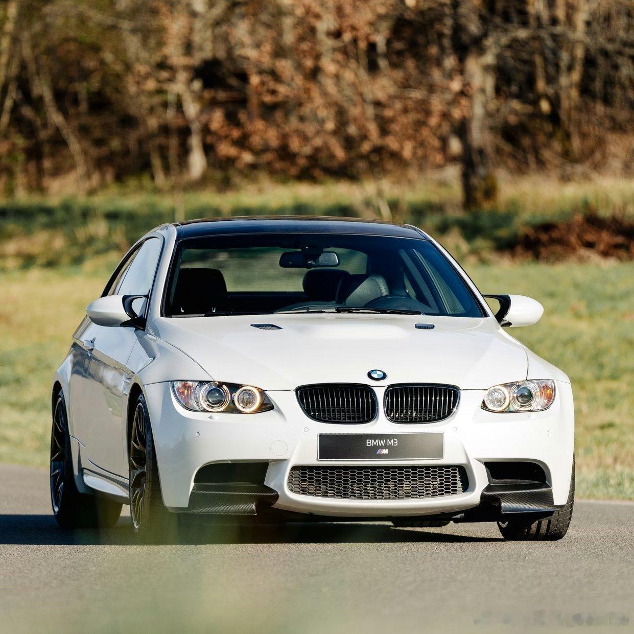 宝马M3，E92款。这是无数宝马车迷心中的M3巅峰之作。因为TA搭载的不是直列六