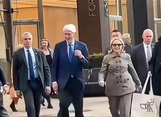 老了的希拉里和克林顿，走在街头，没有任何存在感！为何？头衔和光环不再，而他们