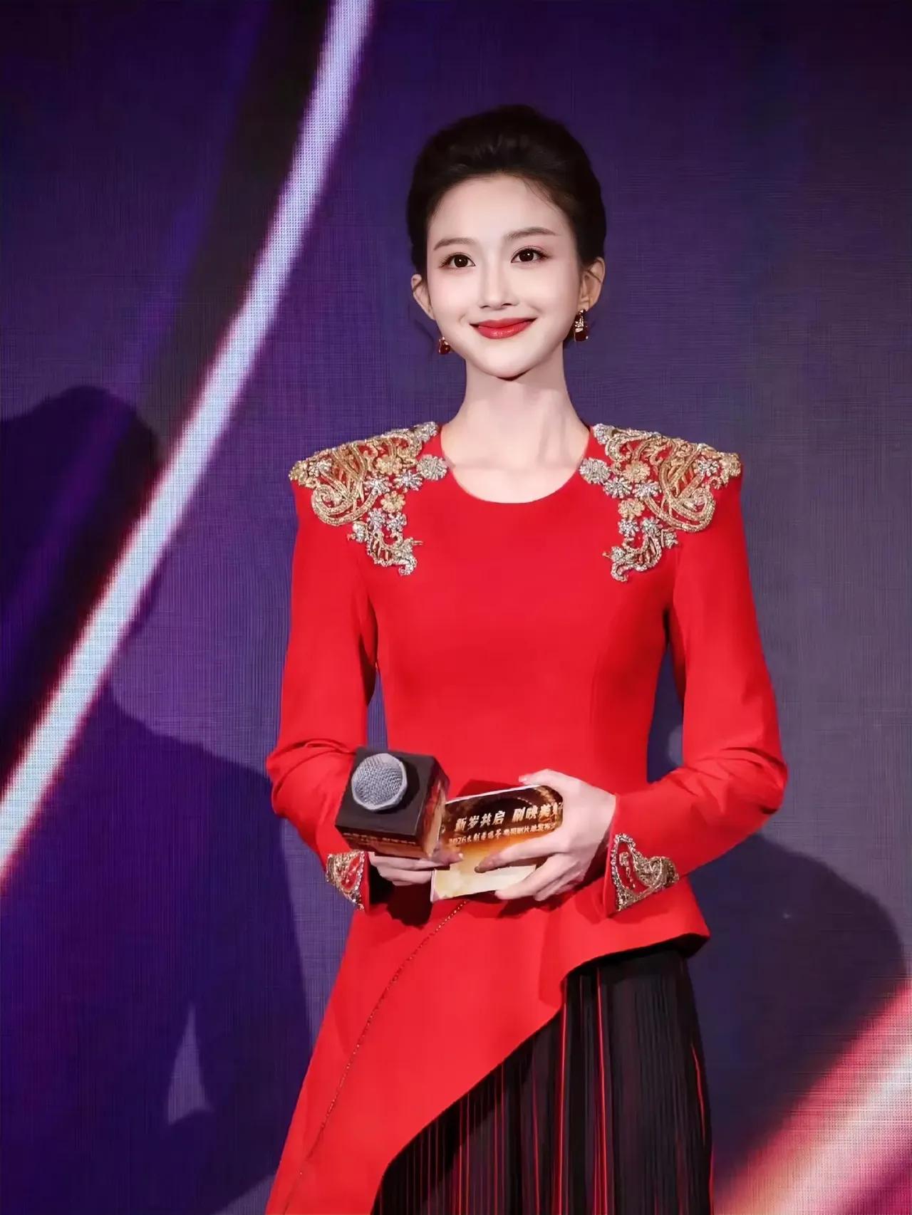 39岁的春晚主持人刘心悦，告诉所有女人一个道理，你可以不结婚，也可以不生孩子