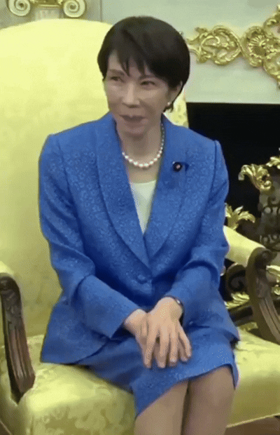 3月19日美日会面期间，高市早苗做了一个表情包，仪态轻浮引争议，其仪态更显不妥，