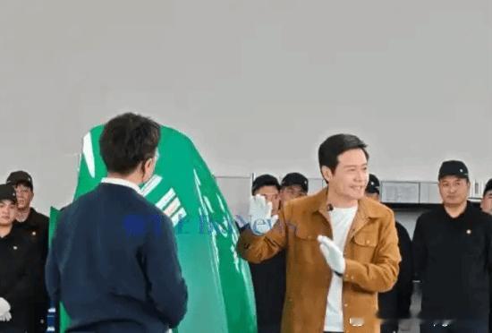 小米汽车拍全家福火了网友：30万的车这一刻就值29万马年春节期间，小米汽车解