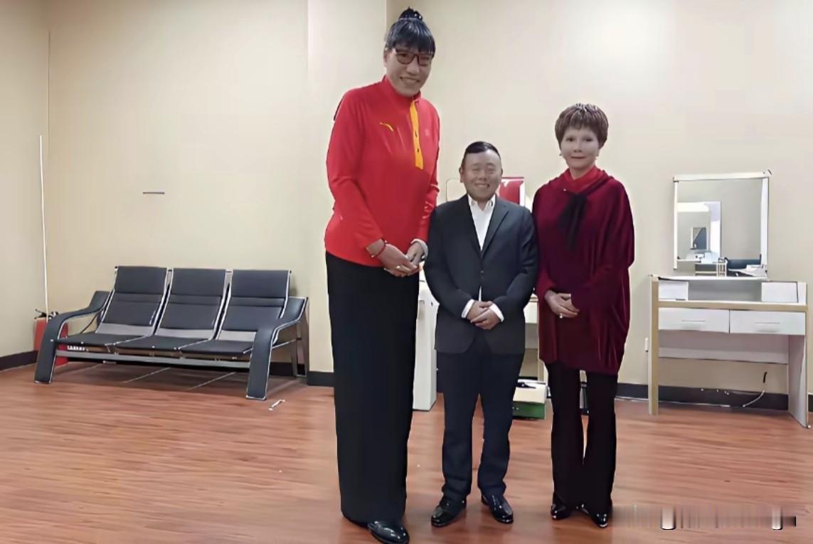 这一张合影身高反差看着太震撼了。郑海霞两米零六，站在旁边高出一大截。潘长江一