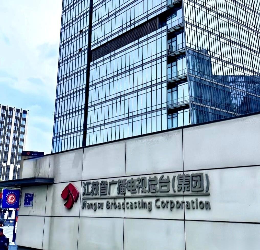 我有个高中同学，现在41岁。他年收入不足16万，老婆却是省中医院的护士，年入超过