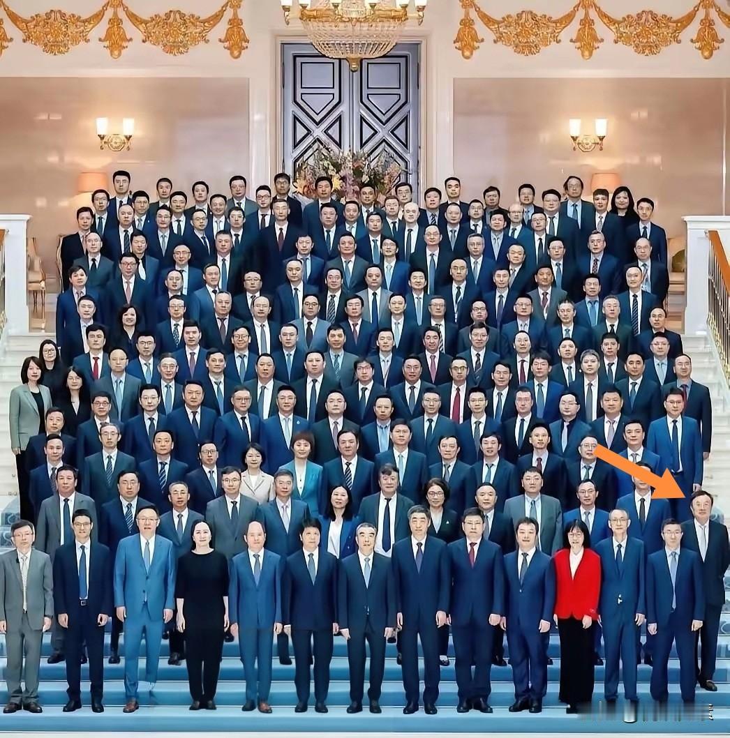 华为任正非先生站二排靠边，位置虽然不显眼，然而任正非先生不坐，其他的人员也