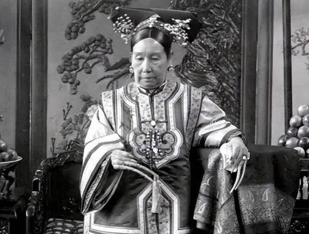 1900年，慈禧狼狈逃窜至山西首富乔家，临行时，慈禧让乔家借她10万两，乔