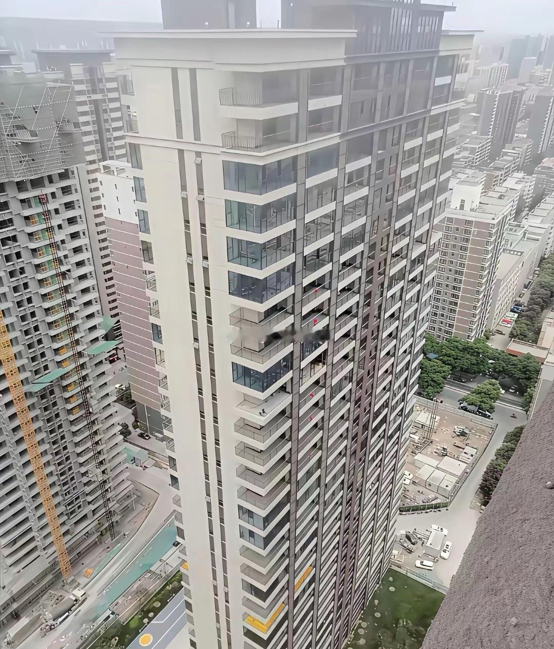 这个开发商为何不直接封了窗，物业就允许这样​​​